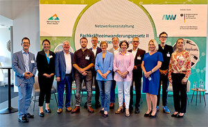 Gruppenbild der Podiumsteilnehmer und Moderatoren der Netzwerkveranstaltung zum FEG am 8. Juli 2024 in Walldorf bei SAP.