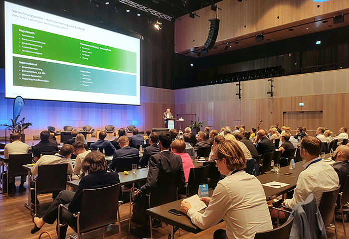 Plenum im großen Saal während des kommentierenden Ausblicks von Prof. Jobst Wilmanns